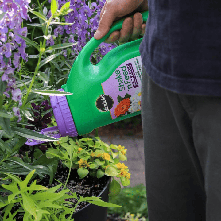 Miracle-Gro® Shake 'N Feed Ultra Bloom Plant Food 10-18-9